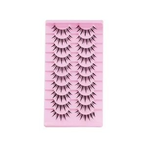 10 paires de faux cils noirs longs et naturels disposés dans un plateau en plastique rose
