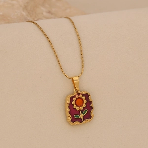Vue détaillée du pendentif tournesol vintage en or avec incrustation en émail coloré