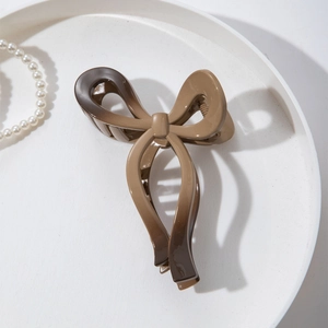 Detail of 13cm brown gradient bow hair claw clip with glossy finish and secure grip teeth