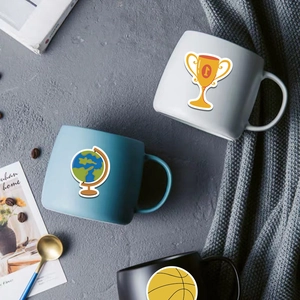 Autocollants d'école imperméables avec globe et trophée sur des tasses en céramique