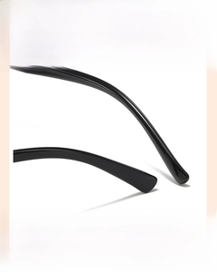 Gros plan des branches ergonomiques antidérapantes pour lunettes de soleil enfant