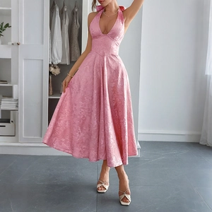 Elegante abito lungo rosa con scollo all'americana in tessuto jacquard e linea a trapezio