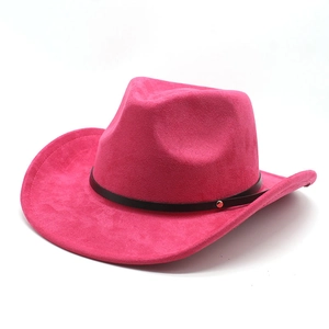 Détail du chapeau de cowboy en daim rose avec lanière en cuir noir et rivet métallique
