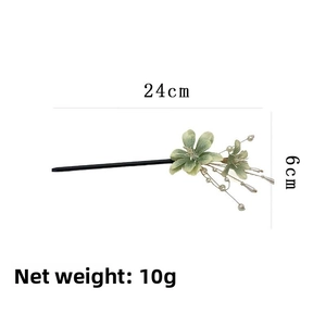 Détail de l'épingle à cheveux fleur en velours vert avec perles et mesures de taille