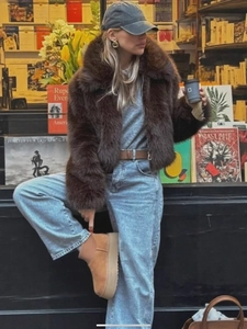 Braune Kunstpelzjacke mit Jeans und Plateaustiefeln für einen modischen Winter-Outdoor-Look