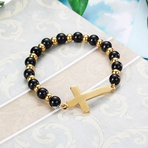 Bracelet religieux perlé avec perles noires et un grand pendentif croix dorée