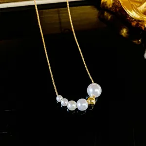 Collier en chaîne dorée élégante avec perles dégradées et détails de nœud en cœur