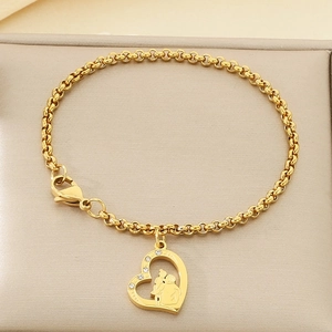 Détail du pendentif cœur doré avec silhouette mère-enfant et cristaux blancs