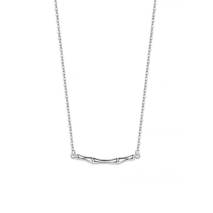 Collier minimaliste en argent avec pendentif joint de bambou et chaîne fine sur blanc