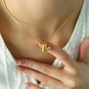 Minimalist Stainless Steel Heart Pendant Necklace For Women 18K Gold Plated Rhinestone Inlaid Snake Chain Clavicle Jewelry