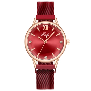 Montre quartz pour femme avec cadran rouge, chiffres romains et bracelet aimanté or rose
