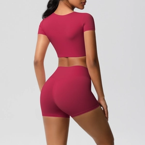 Rückansicht des magentafarbenen Yoga-Sets mit Kurzarm-Crop-Top und High-Waist-Shorts