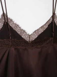 Gros plan d'un caraco en satin marron avec dentelle délicate et décolleté en V élégant