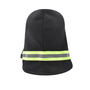 Détail de cagoule thermique en polaire avec bandes réfléchissantes et cordon de serrage