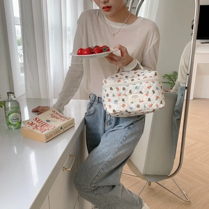 Vue détaillée du sac à cosmétiques en coton matelassé avec fleurs et motif d'ours