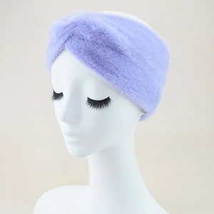 Dettaglio della fascia in peluche viola chiaro con trama in morbida pelliccia sintetica