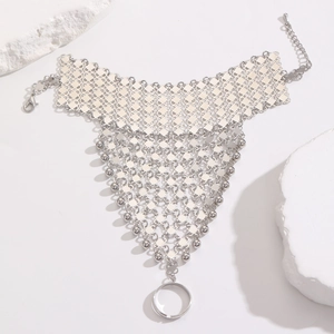 Detail der silbernen Netz-Handkette mit verstellbarem Fingerring und Boho-Perlenbesatz
