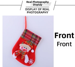 Vue de face d'une petite chaussette de Noël rouge avec un joli bonhomme de neige