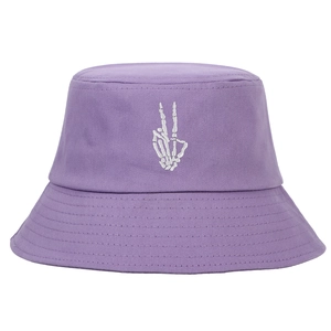 Dettaglio ricamo mano di scheletro bianca su un cappello alla pescatora viola lavanda
