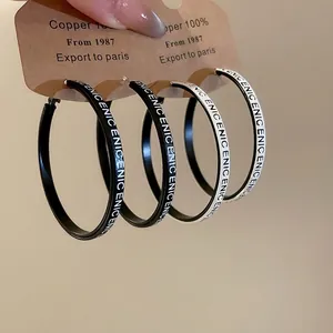 Créoles géométriques à la mode avec lettres ENIC en cuir noir et blanc élégant