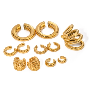 7-teiliges Vintage Gold-Ohrklemmen-Set mit gedrehten und gewebten Texturen auf Weiß