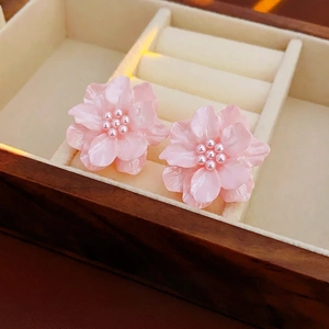 Boucles d'oreilles fleur rose en acrylique avec perles dans un écrin en velours