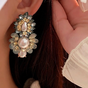 Boucles d'oreilles fleurs en perles vintage avec cristaux ambre et gris, design floral chic