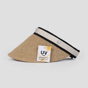 Primer plano de la visera de paja tejida con textura natural y etiqueta de UV