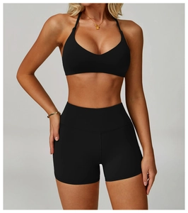 Dettaglio del reggiseno sportivo nero con scollo a V e pantaloncini a vita alta