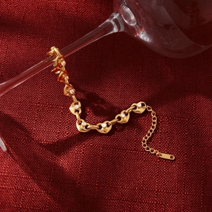 Elegante bracciale a maglie a cuore dorate per donna con pietre di zircone scintillanti