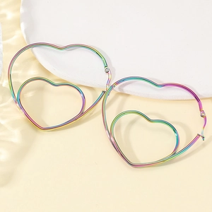 Boucles d'oreilles double cœur en acier inoxydable arc-en-ciel sur support en pierre