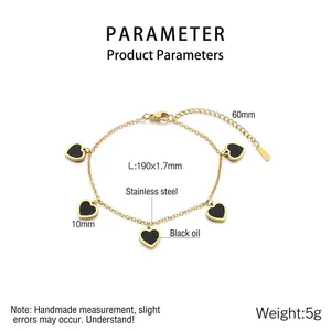 Dettaglio del bracciale in acciaio inossidabile placcato oro 18K con cuori neri