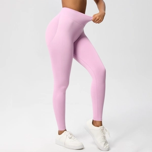 Nahaufnahme der nahtlosen High-Waist Yoga-Leggings in Lavendel mit elastischem Strick