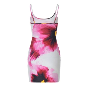 Detail van witte mini-jurk met roze bloemenprint en nauwsluitende U-halslijn ontwerp