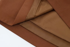 Macro du tissu sergé marron et de la doublure lisse de l'ensemble avec mini-jupe