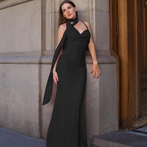 Robe longue noire moulante élégante avec écharpe de cou chic et design sans manches