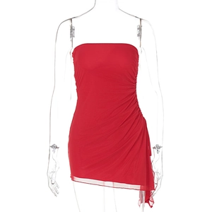 Détails de la robe bodycon rouge sans manches avec fronces et ourlet asymétrique