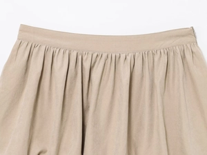 Détail de la taille plissée et de la fermeture éclair invisible sur la jupe kaki