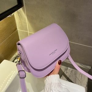 Borsa a sella viola in finta pelle con tracolla regolabile e scritta di tendenza moda