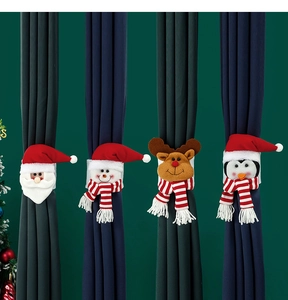 Detalle de cuatro sujetadores de cortinas navideños con diseños de Papá Noel, reno y pingüino