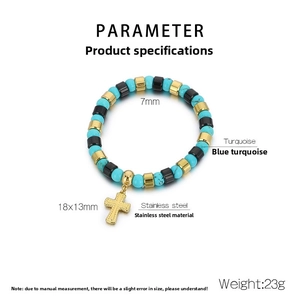 Détail du bracelet en perles de turquoise 7mm avec pendentif croix inox de 18x13mm