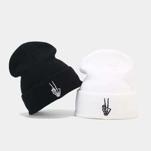 Bonnets tricotés tendance avec broderie doigt de squelette en noir et blanc pour hiver