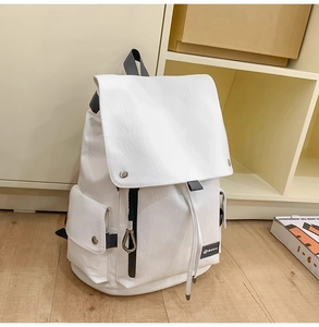 Vista dettagliata dello zaino in pelle PU bianca con chiusura a coulisse e tasche laterali