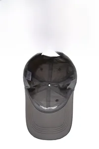 Détail intérieur du chapeau pare-soleil gris foncé montrant le tissu respirant et le bandeau