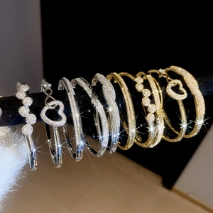 Vue détaillée de bracelets plaqués or et argent avec zircons sur présentoir noir