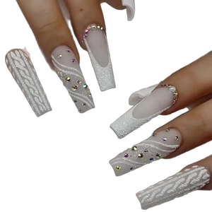 Lange witte ballerina plaknagels met trui-textuur en kleurrijke strassteentjes