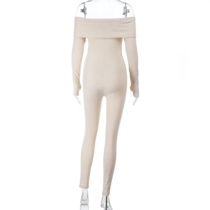 Dettaglio della trama in maglia a coste beige sul retro di una tuta aderente con spalle scoperte