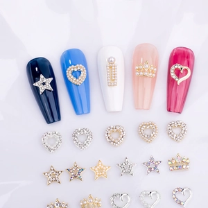 Bijoux d'ongles 3D en métal cœur et étoile avec cristaux et perles sur ongles bleus