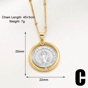 Detalle macro del colgante giratorio de la Virgen María con medidas sobre fondo de seda blanca