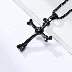 Gothische schwarze Titanstahl Knochenkreuz-Halskette mit Boxkette auf weißem Display